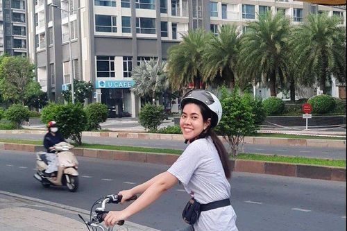 Xăng tăng giá, dân văn phòng ở TP.HCM đạp xe, mang cơm trưa đi làm