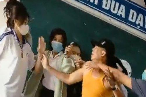 Công an vào cuộc vụ phụ huynh xông vào lớp đánh nam sinh lớp 10