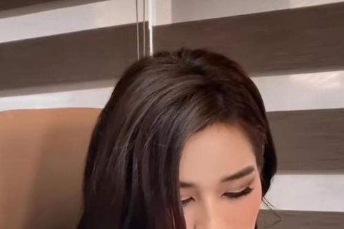 Sát ngày lên đường thi Miss World, Đỗ Thị Hà vẫn chăm chỉ học bài mọi lúc mọi nơi