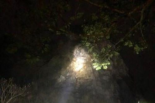 Nam thanh niên đu bám trên vách núi đá dựng đứng suốt 4 giờ