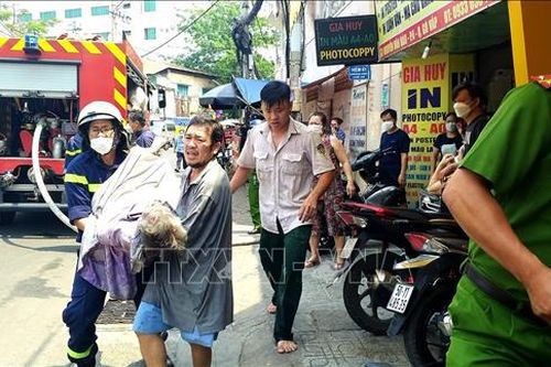 Kịp thời giải cứu 2 người bị liệt toàn thân khỏi đám cháy