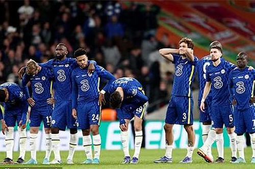 Fan Chelsea suy sụp, đối thủ hả hê vì án phạt của Abramovich