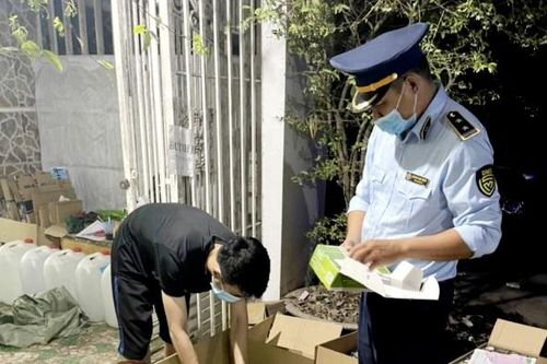 An Giang: Tạm giữ hơn 61 ngàn khẩu trang và 400 bộ kit test không rõ nguồn gốc