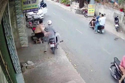 Clip: Vừa lên xe định bỏ chạy, kẻ gian bị chủ nhà tung cước hạ gục tại chỗ như phim hành động