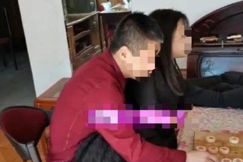Hình ảnh con gái thiếu nữ vẫn ngồi lên đùi bố gây tranh cãi trái chiều