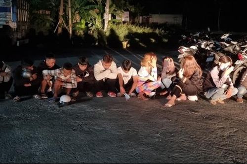 Bắt quả tang nhóm thanh niên tụ tập đua xe ven biển