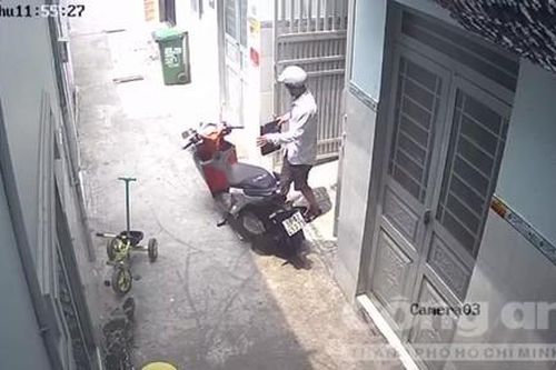 Gã đàn ông đi xe 'xịn', bình thản vào phòng trọ ở TP.Thủ Đức trộm tài sản