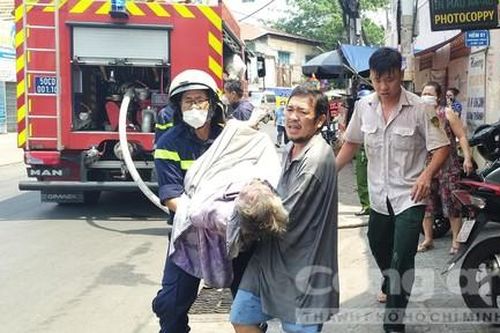 Cụ bà 95 tuổi bị liệt toàn thân được cứu khỏi đám cháy ở TPHCM