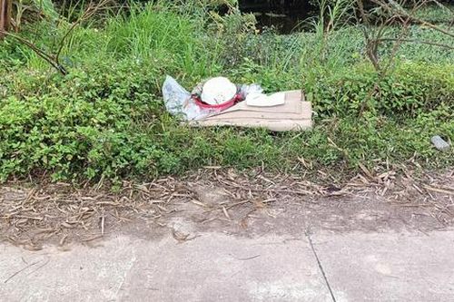 Người đàn ông tử vong bên lề đường có lưỡi dao găm ở bụng