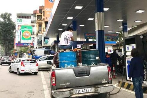 Người dân Hà Nội mang xô, can mua xăng dự trữ, nhiều cây xăng đóng cửa trước thời điểm điều chỉnh giá xăng dầu