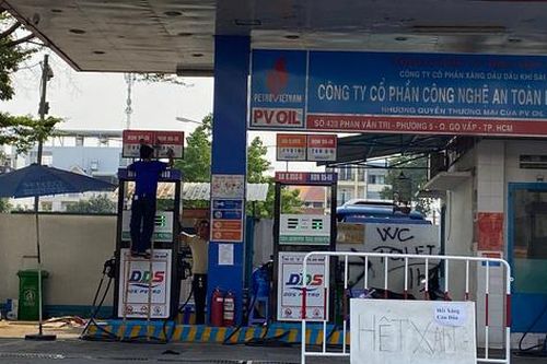TP HCM: Giá xăng tăng sát 30.000 đồng/lít, nhiều nơi treo biển 'hết xăng'