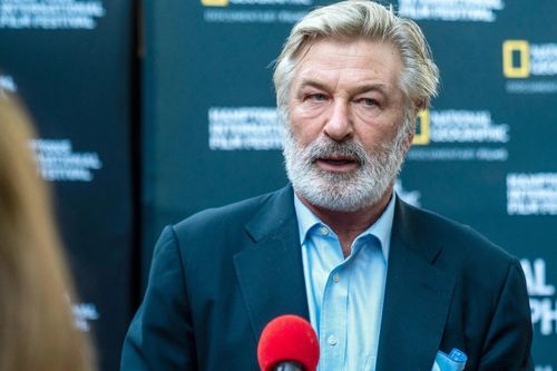 Alec Baldwin bị tố vô trách nhiệm trong vụ bắn chết người