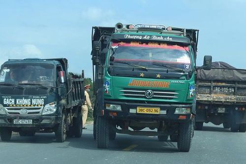 Xe quá tải nối đuôi chạy rầm rộ trên tỉnh lộ 552 ở Hà Tĩnh