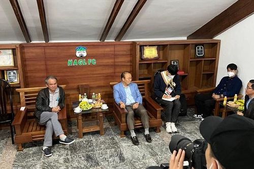 Bầu Đức 'dửng dưng' với kết quả của thầy trò Kiatisak