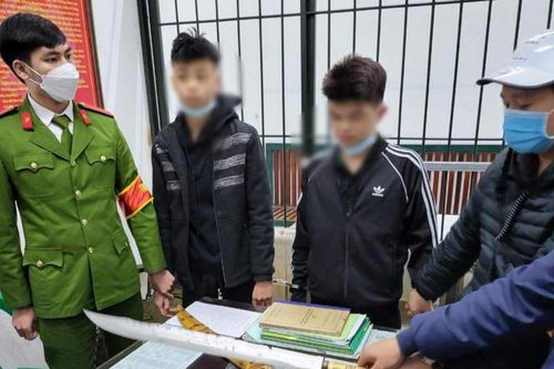 Cảnh sát 141 tóm gọn hai thanh niên vác kiếm dạo chơi trong đêm