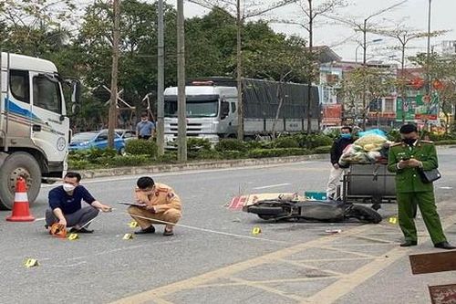 Tránh xe rác va xe tải, người phụ nữ tử vong trên đường Hà Nội?