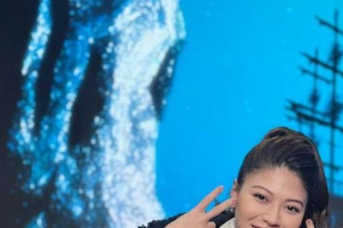 BTV Ngọc Trinh 'chơi lớn' mang bó hoa hơn 7 tỷ đồng lên sóng VTV