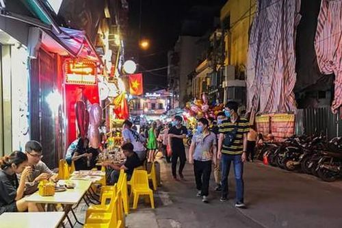 Chủ hàng quán phố cổ thất thu vì phải đóng cửa trước 9 giờ tối