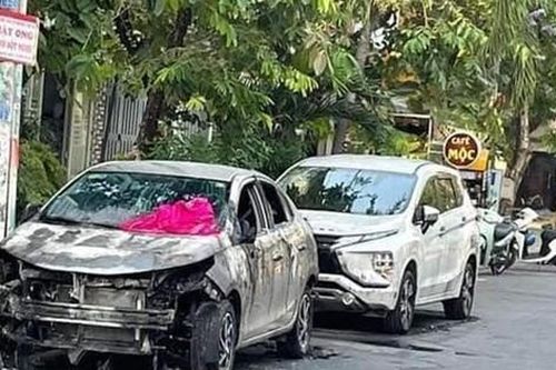 Ba xe ô tô bị đốt cháy trong đêm ở TPHCM