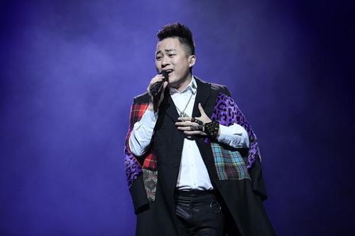 Tùng Dương biểu diễn ở 'Lễ hội hoa Ban Điện Biên'