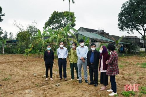 Hà Tĩnh: Mẹ liệt sỹ hiến hàng trăm mét vuông đất giúp thôn mở đường