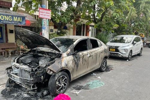 TP Hồ Chí Minh: Ba ô tô đỗ ven đường bị đốt cháy