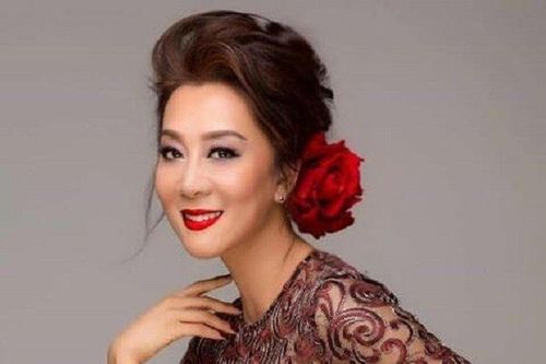 Vẻ đẹp quyến rũ khó tin của MC Nguyễn Cao Kỳ Duyên ở tuổi U60