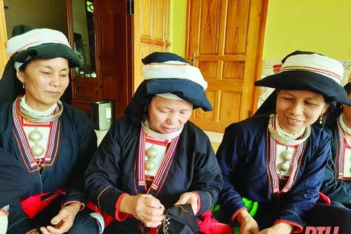 Đặc sắc nghề thêu của người Dao xã Thạch Lập