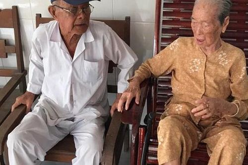 Rưng rưng cảnh bà nắm tay ông trước lúc qua đời: 'Ở với nhau 75 năm rồi, tôi đi trước nhé'