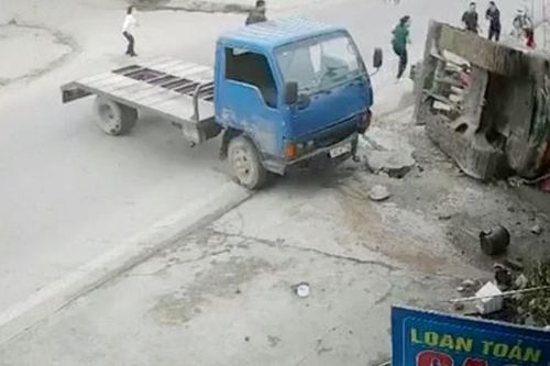 Clip: Mua cám cho gà, cụ ông 70 tuổi bị máy múc đè tử vong