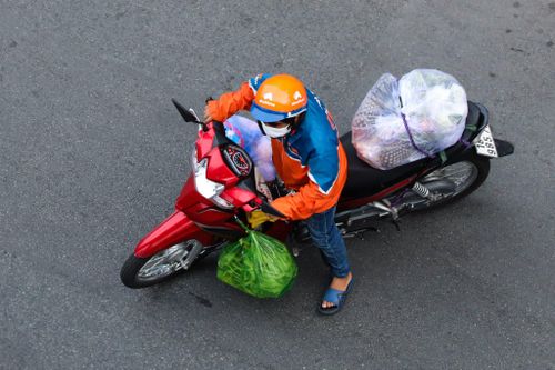 Doanh nghiệp giao vận thưởng thêm cho shipper vì giá xăng cao