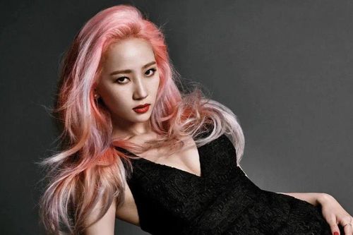 Nữ ca sĩ tức giận vì người cha ngồi tù