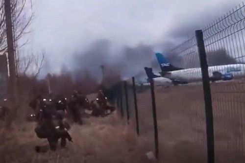 Nga tung video binh sĩ đổ bộ sân bay gần Kyiv