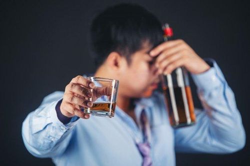 Uống rượu có giúp sát khuẩn họng, ngừa Covid-19?