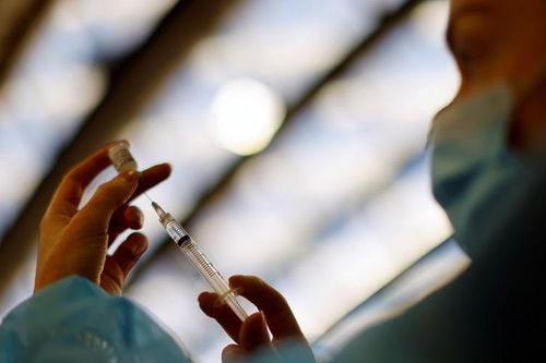 Pháp lên kế hoạch tiêm mũi vaccine ngừa Covid-19 tăng cường thứ hai cho người hơn 80 tuổi