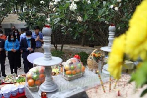 Nhiều đoàn dâng hương tưởng nhớ 64 chiến sĩ Gạc Ma