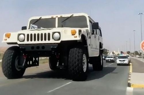 Chiếc Hummer H1 'khổng lồ' nhất thế giới - cao 6,4 mét, dài 14 mét