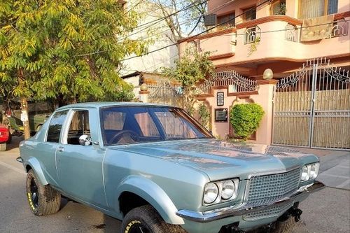 Chiếc xe cổ điển độ bánh off-road 4x4 cực 'điên rồ'