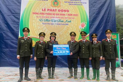 Phụ nữ Công an: Trồng 3.000 cây lát hoa và trò chỉ ở Phú Thọ