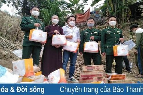 Trao quà cho hộ nghèo, có hoàn cảnh đặc biệt khó khăn ở bản Tà Cóm