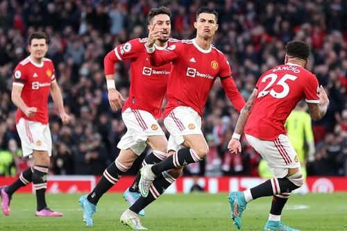 Cú hat trick của Ronaldo sửa sai cho hàng hậu vệ Man.United