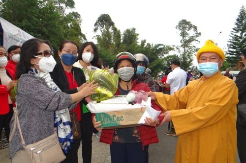 Ban Trị sự Phật giáo quận 8 phối hợp các đơn vị tặng quà đến người nghèo tại Lâm Đồng