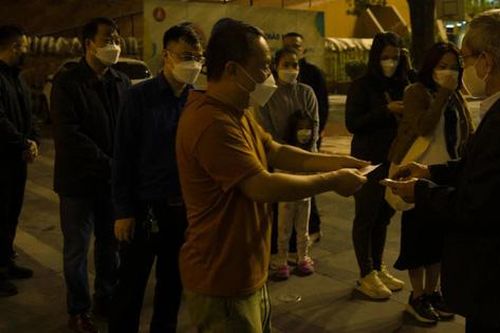 Phụ huynh xếp hàng từ 1h sáng mua hồ sơ vào lớp 1, hiệu trưởng nói gì?