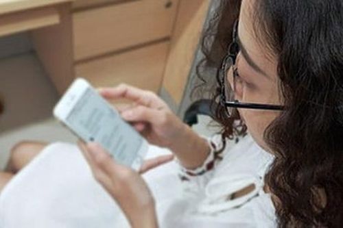 Vợ bàng hoàng trước bí mật của chồng khi bất ngờ đọc được tin nhắn của bố chồng gửi