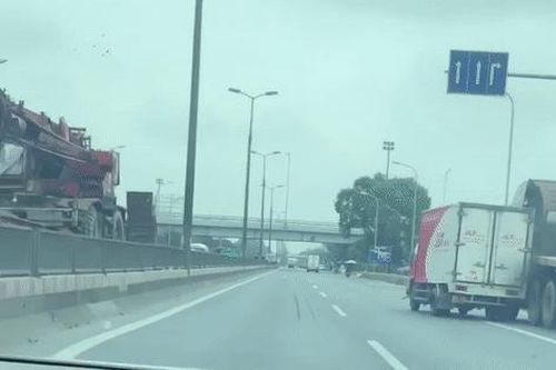 Rùng mình khi xem clip xe container và xe tải chèn ép, rượt đuổi nhau như phim hành động