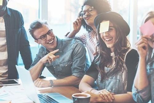 Từ hoạt cảnh thời Victoria đến TikTok của hiện tại: Những sân khấu đa màu sắc