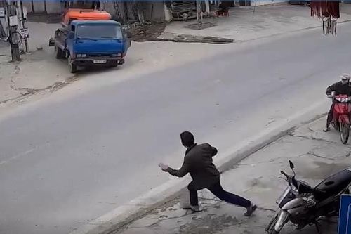 Tạm giữ tài xế điều khiển xe tải mất lái khiến máy xúc rơi đè tử vong người đàn ông