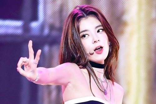 Nữ idol thế hệ mới bị chê kỹ năng biểu diễn yếu kém