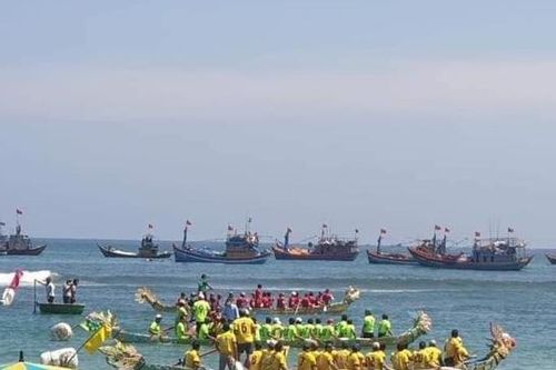 Quảng Ngãi: Sôi nổi hội đua thuyền truyền thống ở làng biển