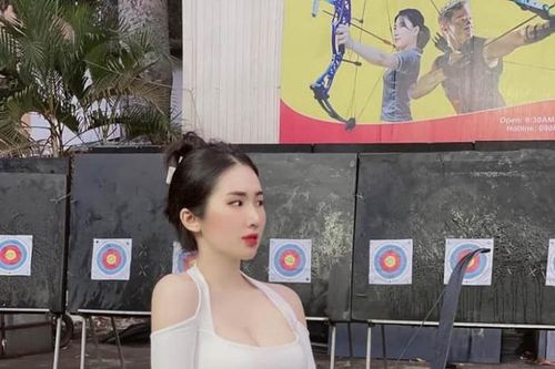 Cô gái nổi bật trên sân bắn cung vì xinh như hoa hậu